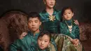 Sarwendah bersama ketiga anaknya lakukan sesi foto keluarga bernuansa khas Keraton [@sarwendah29]