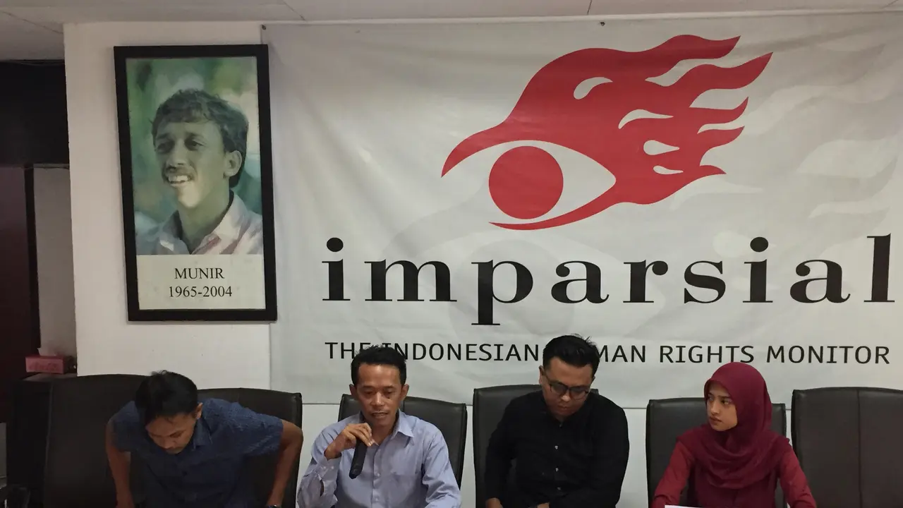 Wakil Direktur Imparsial Gufron Mabruri tengah berbicara.