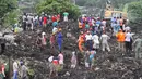 Petugas penyelamat mencari para korban yang tertimbun gunungan sampah longsor di ibu kota Mozambik, Maputo,  Senin (19/2). Gunung sampah tersebut menghancurkan beberapa rumah dan menewaskan sedikitnya 17 orang. (AP/Ferhat Momade)