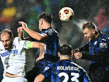 Gelandang Atalanta #07 Teun Koopmeiners menyundul bola saat menjamu Sturm Graz dalam pekan keempat Liga Europa 2023/2024 di Gewiss Stadium, Jumat (10/11/2023). (GABRIEL BOUYS / AFP)