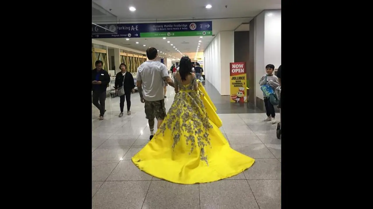 [Bintang] Mengenakan Gaun Berwarna Kuning, Perempuan Ini Sukses Bikin Ayah dan Netizen Nangis
