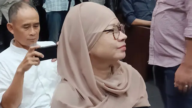 Mantan Direktur Utama (Dirut) Pertamina, Karen Agustiawan, menghadiri sidang di Pengadilan Negeri (PN) Jakarta Pusat, Kamis (16/5/2024). (Merdeka.com/Rahmat Baihaqi)
