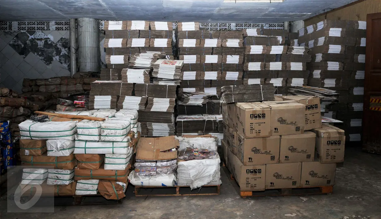Sejumlah kardus berisi makanan ringan siap edar disita petugas saat penggerebekan pabrik makanan ringan ilegal oleh BPOM di Kota Tangerang, Kamis (4/8). Ada 7.000 kardus berhasil diamankan petugas dengan kerugian Rp 400 juta. (Liputan6.com/Gempur M Surya)