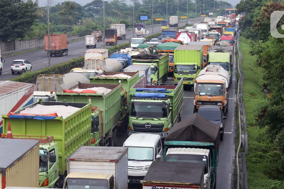 FOTO: Larangan Mudik Berlaku, Gerbang Tol Cikupa Macet Panjang