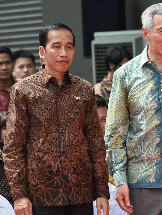 Presiden RI, Joko Widodo bersama PM Singapura Lee Hsien Loong menyaksikan manuver F16 Angkatan Udara Singapura dan F16 TNI-AU dalam peringatan 50 tahun hubungan bilateral Indonesia dan Singapura di Singapura, Kamis (7/9). (AFP Photo/Roslan Rahman)