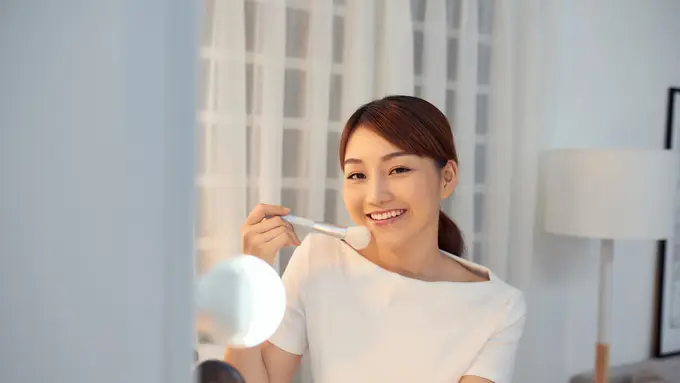 Tips Makeup Anti Pori-Pori Besar, Begini Cara Pakai Foundation yang Benar
