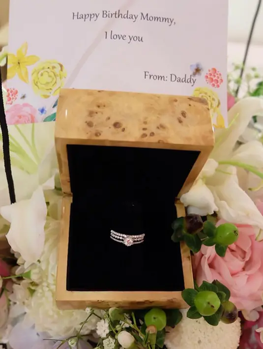 "Terimakasih ya Tuhan engkau memberikan @stefannwilliam Suami yg Sangat Mencintaiku, Mencintai keluargaku, yang Sangat Mencintai segala Kekurangan&Kelemahanku.. yang selalu melindungiku&anak2ku..," tulisnya. (Instagram/celine_evangelista)