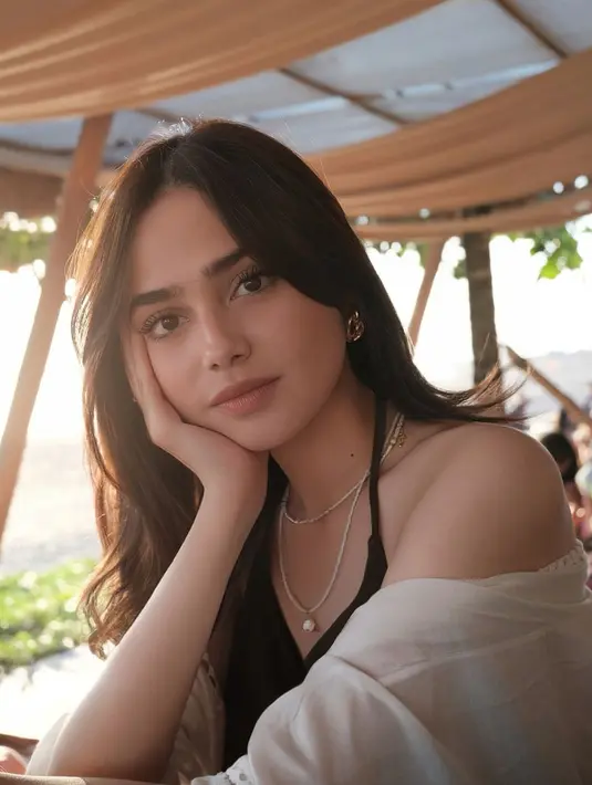 Potret kali ini banjir pujian tak hanya dari fans, tapi juga sesama artis. [Foto: Instagram/syifahadju]