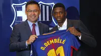 Ousmane Dembele berfoto menggunakan jersey tim dengan Presiden FC Barcelona, Josep Maria Bartomeu di Camp Nou stadium, Barcelona, (27/8/2017). Barcelona menebus Ousmane Dembele sebesar Rp. 2,3 triliun dari Dortmund. (AP/Manu Fernandez)
