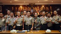 Kapolri Jenderal Pol Badrodin Haiti (keempat kiri) berfoto bersama pelaksana Piala Bhayangkara 2016, Joko Driyono usai memberikan keterangan di Jakarta, Senin (15/2/2016). Piala Bhayangkara 2016 diikuti 10 tim terbaik. (Liputan6.com/Helmi Fithriansyah)