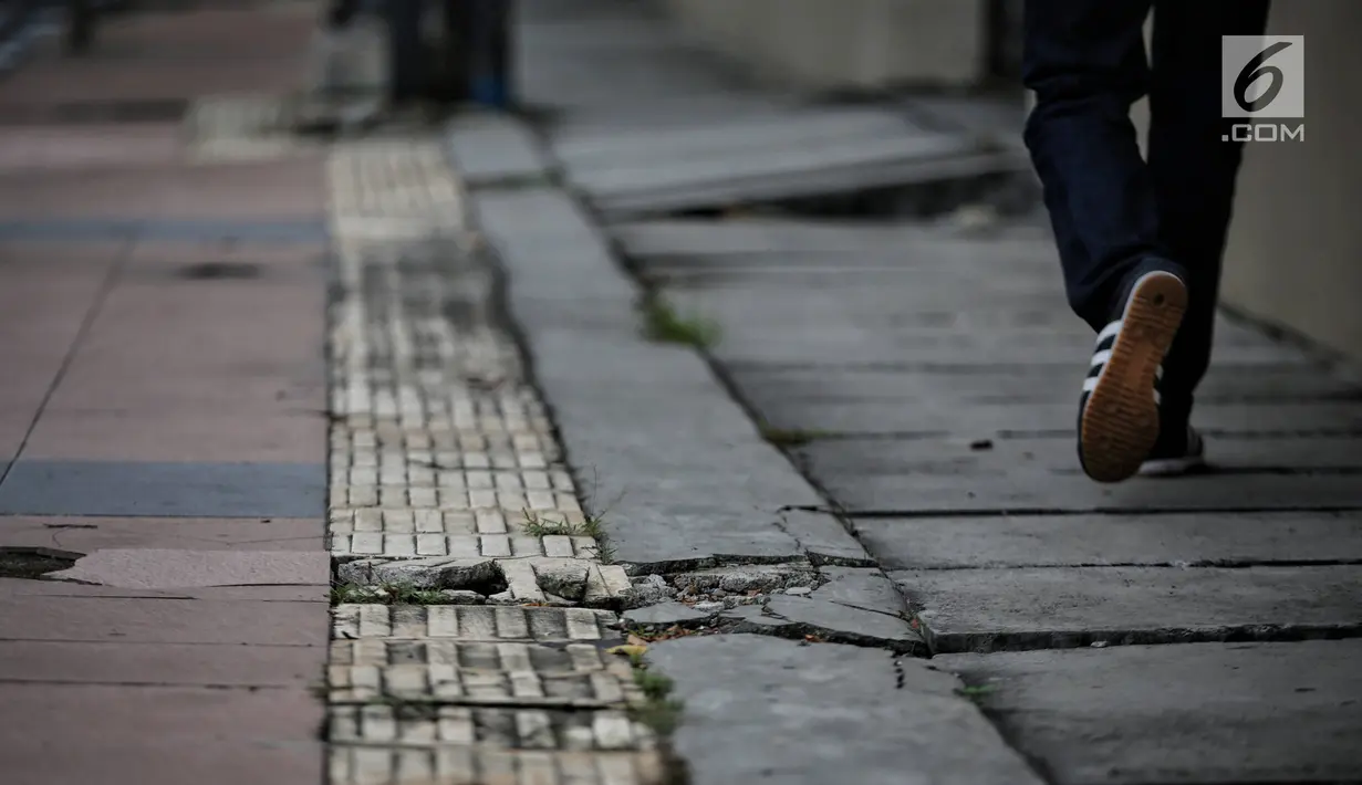 Kondisi jalur difabel trotoar di kawasan Sarinah, Jakarta, Rabu (6/1). Kondisi trotoar yang tidak steril ini menyulitkan pejalan kaki, terutama difabel saat melintas. (Liputan6.com/Faizal Fanani)