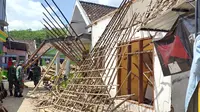 Rumah warga di Desa Majangtengah, Dampit, Kabupaten Malang, rusak parah terdampak gempa yang terjadi pada Sabtu, 10 April 2021 (Liputan6.com/Zainul Arifin)