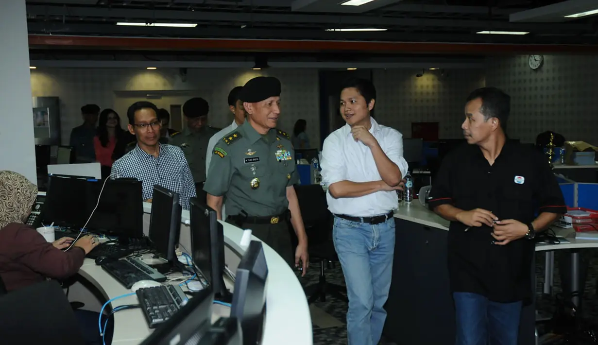 Bersama beberapa tim redaksi, Kapuspen TNI Mayjen M Fuad Basya berkeliling melihat-lihat suasana ruang pemberitaan yang ada di SCTV Tower, Jakarta (24/4/2014) (Liputan6.com/Helmi Fithriansyah)