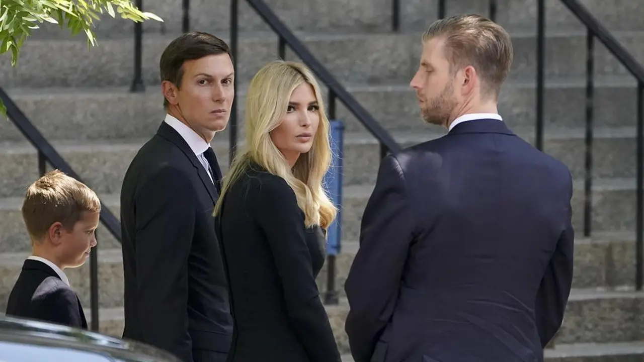Dari kanan, Eric Trump, Ivanka Trump dan Jared Kushner tiba untuk pemakaman Ivana Trump, Rabu, 20 Juli 2022, di New York.(Foto AP/John Minchillo)