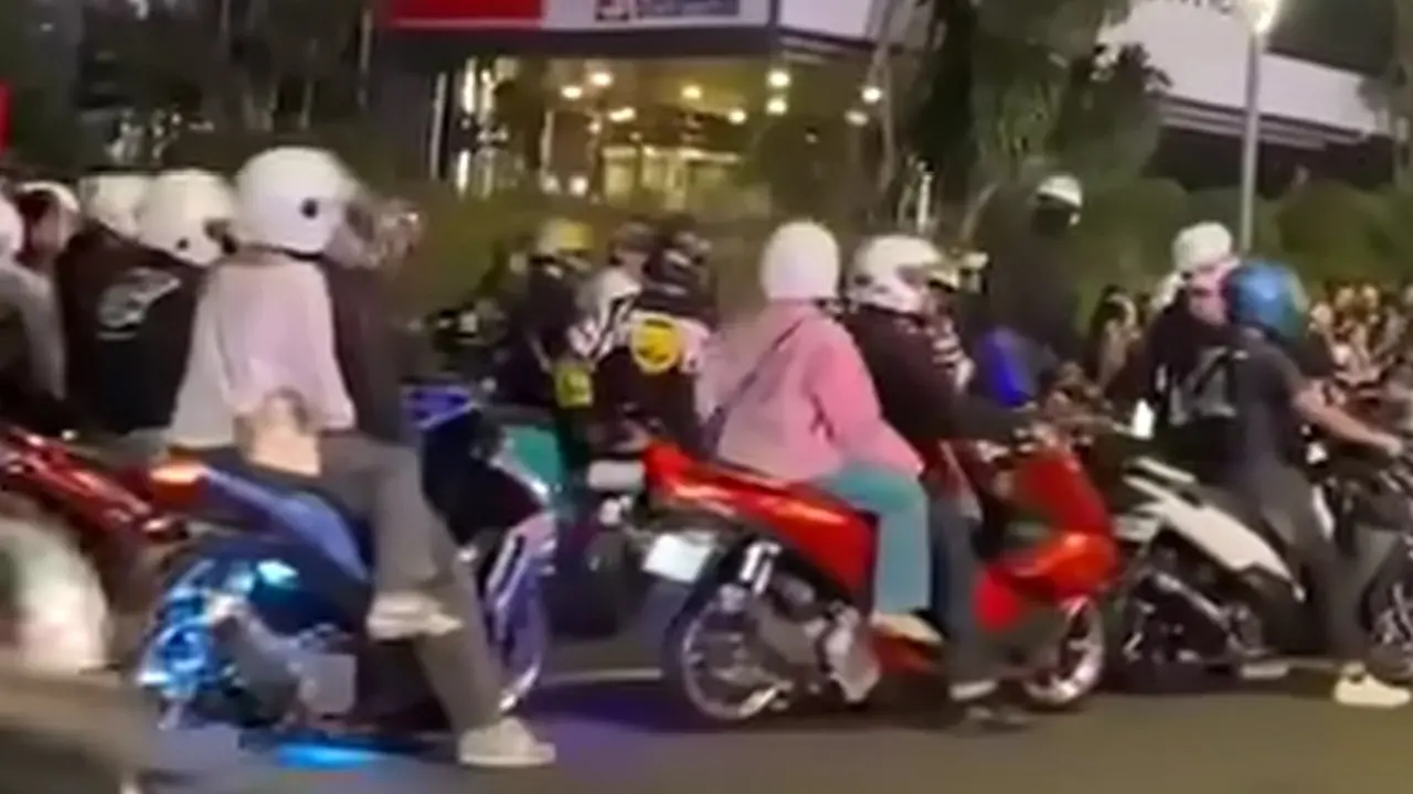 Rombongan pemotor yang memenuhi kawasan Bundaran Hotel Indonesia (HI) hingga viral di media sosial.