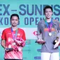 Pemain Hong Kong, Lee Cheuk Yiu (kanan), dan pemain Indonesia, Anthony Sinisuka Ginting, di podium Hong Kong Terbuka 2019, di Hong Kong Coliseum, Minggu (17/11/2019). (PBSI)