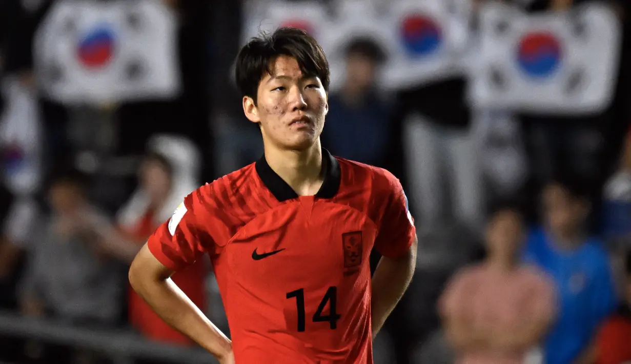 Ekspresi kesedihan pemain Korea Selatan U-20, Kang Sang-yoon, setelah timnya dikalahkan timnas Italia U-20 dalam pertandingan semifinal Piala Dunia U-20 2023 yang digelar di Estadio Unico Diego Maradona, La Plata, Jumat (9/6/2023) pagi WIB. (AFP/Luis Robayo)