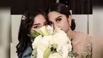 Fuji dan Azizah Salsha memang bersahabat dekat. Melihat sahabat dekatnya menikah, Fuji turut hadir ke acara pernikahan Azizah dan Arhan. Fuji menjadi bridesmaid yang bahkan juga berhasil dapat buket lemparan saat acara nikahan. (Liputan6.com/IG/fuji_an)