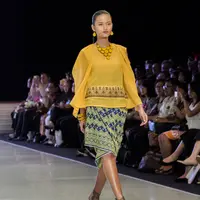 Busana ready to wear yang terlihat modern dan kekinian dengan sulam karawo asal Gorontalo.