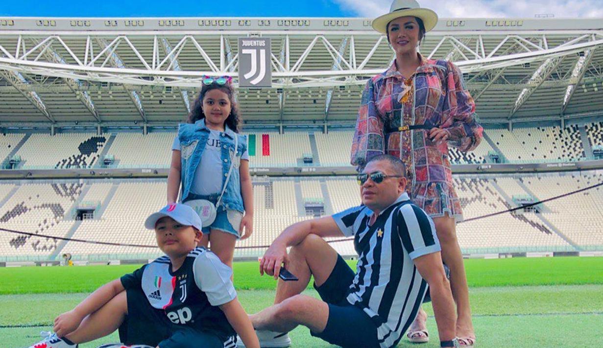 Selain hanya berfoto di depan museum, ternyata Krisdayanti dan Raul Lemos mendapat kesempatan untuk bisa mencicipi rumput lapangan di Allianz Arena Juventus. (Liputan6.com/IG/krisdayantilemos)