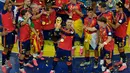 Pemain Spanyol merayakan kemenangan dengan trofi setelah pertandingan final Piala Dunia melawan Argentina di East Rutherford, N.J., dekat New York, Minggu, 19 Juli 2026. (AP Photo/Seth Wenig)