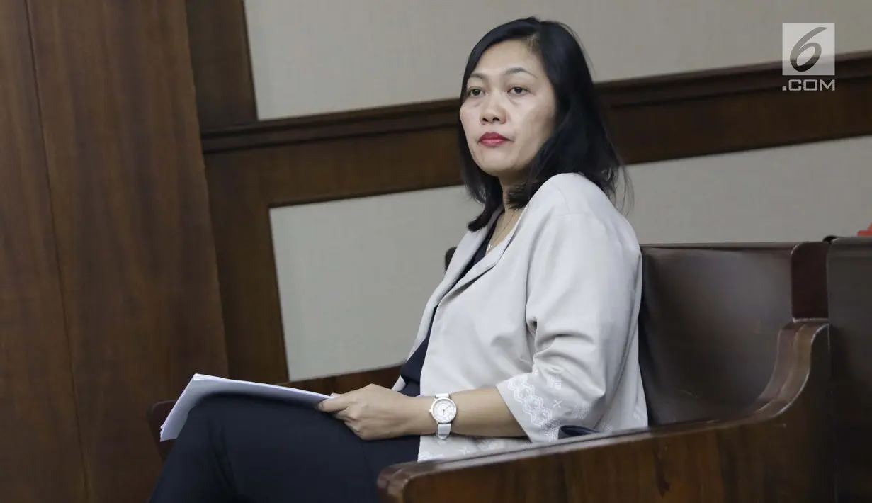 Direktur Keuangan PT Inersia Ampak Engineer (IAE), M Indung Andriani jelang menjalani sidang pembacaan dakwaan di Pengadilan Tipikor, Jakarta, Rabu (20/8/2019). M Indung Andriani didakwa menjadi perantara suap untuk anggota komisi VI DPR RI, Bowo Sidik Pangarso. (Liputan6.com/Helmi Fithriansyah)