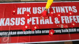 Massa Gerakan Anti Korupsi Alumni Lintas Perguruan Tinggi saat aksi damai di gedung KPK, Jakarta, (27/11). Mereka juga mendesak kasus praktik mafia dibelakang "perpanjangan" kontrak Freeport yang melibatkan sejumlah pejabat. .(Liputan6.com/Helmi Afandi)