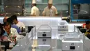 Robot pelayan untuk menerima pesanan dan mengantarkan makanan di restoran Robot.He, Shanghai, 30 Juli 2018. Robot-robot ini dipandu software yang menggunakan sistem kode QR untuk mengetahui posisi pelanggan pemesan, pesanan dan pembayaran. (AFP)