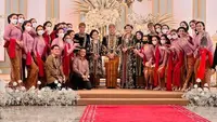 Tampil kompak dalam balutan kebaya, para finalis putri Indonesia 2022 tampak menawan bertugas dalam ngunduh mantu Erina Gudono dan Kaesang Pangarep. [Foto: Official Putri Indonesia/ Instagram]