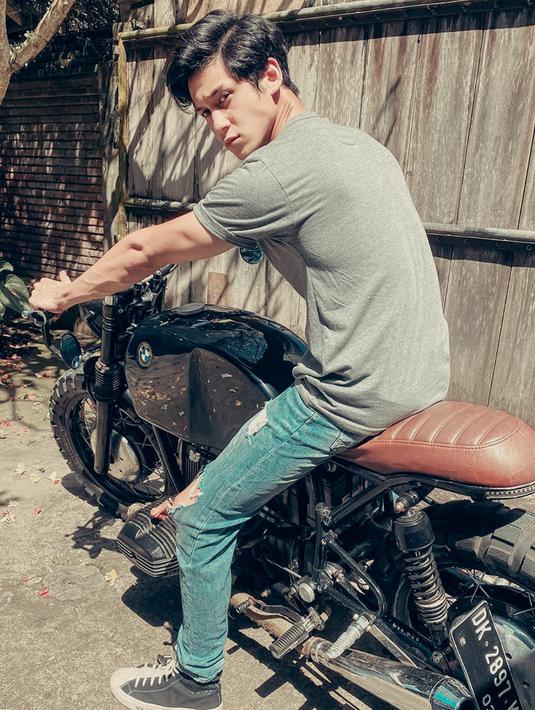 Nio yang saat ini memiliki hobi naik motor gede ini pun kerap unggah potretnya bersama mogenya yang keren. Mogenya ini pun mirip dengan moge yang dimiliki selebriti lainnya seperti Nikita Mirzani. (Liputan6.com/IG/antonioblancojr)