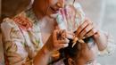 Wanita yang akrab disapa Sibad ini terlihat menggunakan kebaya yang senada dengan sang putri. Penampilan ibu dan anak ini banjir pujian netizen. (Liputan6.com/IG/@sitibadriahh)