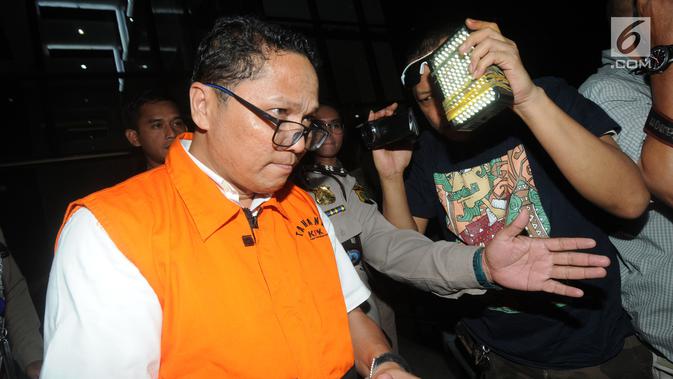 Kadis Kelautan dan Perikanan Kepri Edy Sofyan dikawal petugas usai menjalani pemeriksaan 1 x 24 jam di Gedung KPK, Jakarta, Jumat dini hari (12/7/2019). Edy Sofyan resmi ditahan KPK bersama Gubernur Kepri Nurdin Basirun dengan barang bukti uang senilai Rp666.812.189,56. (merdeka.com/Dwi Narwoko)