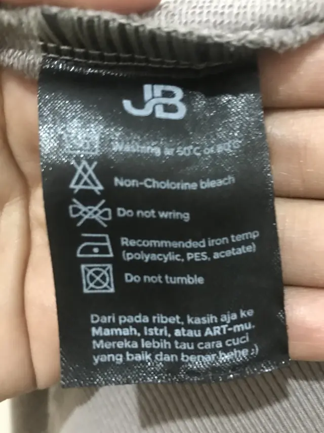 6 Tulisan di Label Baju 'Serahkan ke Ibu' Bikin Senyum, Si Paling Mengerti