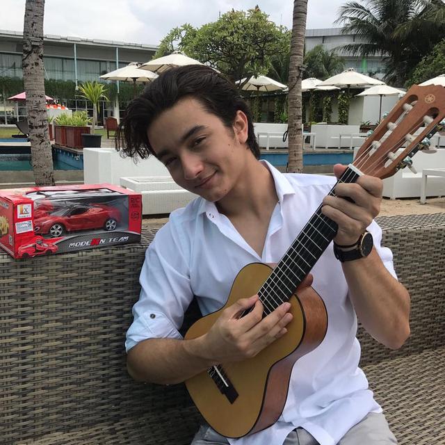 FOTO: Gaya Santai Bryan Domani, Aktor Muda yang Memesona