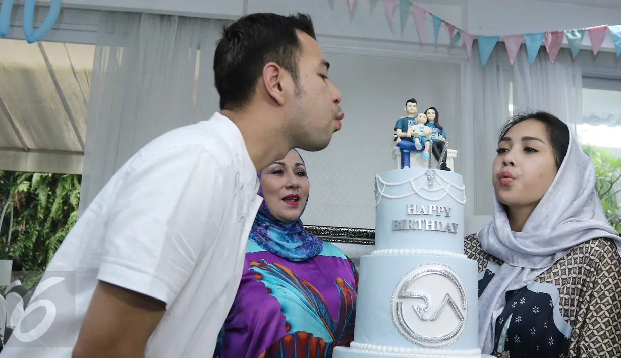 Raffi Ahmad dan Nagita Slavina meniup lilin saat  acara ulang tahun mereka di Kawasan Cinere, Depok, Sabtu (18/2). Acara semakin meriah saat kedatangan Paslon no urut 3, Anies – Sandi. (Liputan6.com/Herman Zakharia)