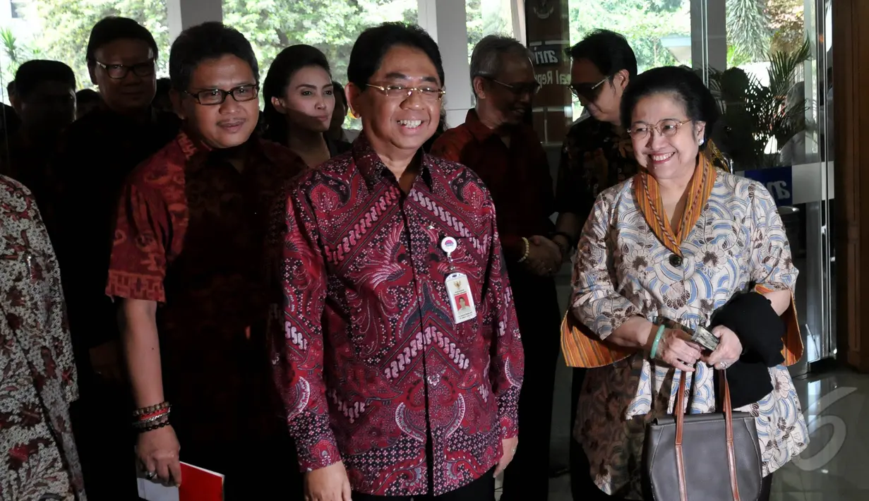 Kepala Arsip Nasional RI Mustari Irawan (tengah) menyambut kedatangan Megawati, Jakarta, Selasa (26/5/2015). Megawati diundang untuk menjadi pembicara seminar internasional terkait KAA. (Liputan6.com/Johan Tallo)