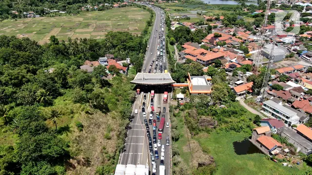 FOTO: Lonjakan Pemudik Menuju Pelabuhan Merak Sebabkan Kemacetan 7 Km
