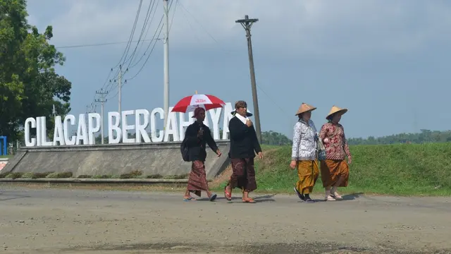 Penghayat kepercayaan dan Kejawen Cilacap menggelar ritual rutin berjalan puluhan kilometer ke Panembahan Bonokeling, Banyumas. (Foto: Liputan6.com/Muhamad Ridlo)