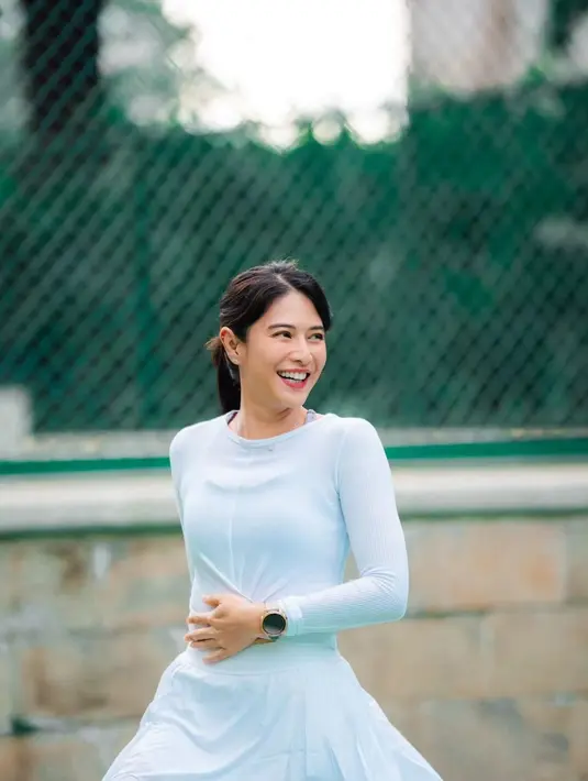 Ini ekspresi Dian Sastrowardoyo ketika tersenyum maupun tertawa. Menurut netizen memiliki damage sungguh besar [Instagram/therealdisastr]