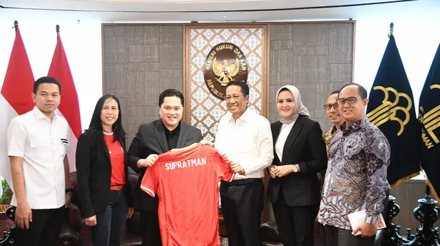 Menkumham Supratman Andi Agtas saat bertemu Ketua Umum PSSI Erick Thohir. (Liputan6.com/Achmad Sudarno)