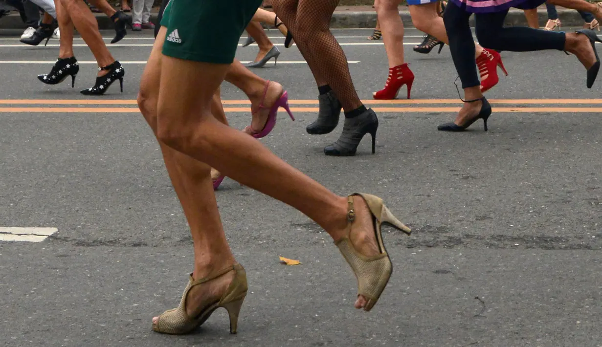 Sepatu high heels yang digunakan peserta saat mengikuti "Tour De Takong" di Marikina, Manila, Filipina, 26 November 2016. Balap lari itu merupakan bagian dari festival sepatu tahunan di wilayah yang dikenal sebagai ibu kota sepatu. (REUTERS/Ezra Acayan)