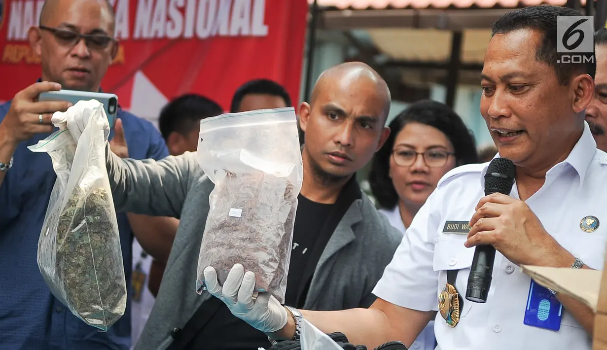 Kepala BNN Budi Waseso menunjukan barang bukti narkotika sebelum dimusnahkan di Kantor BNN, Kamis (18/5). BNN memusnahkan 30 Kg sabu, 498 gram ganja sintetis, 29 ribu ekstasi dan 1.533 gram narkotika dalam bentuk tanaman. (Liputan6.com/Yoppy Renato)