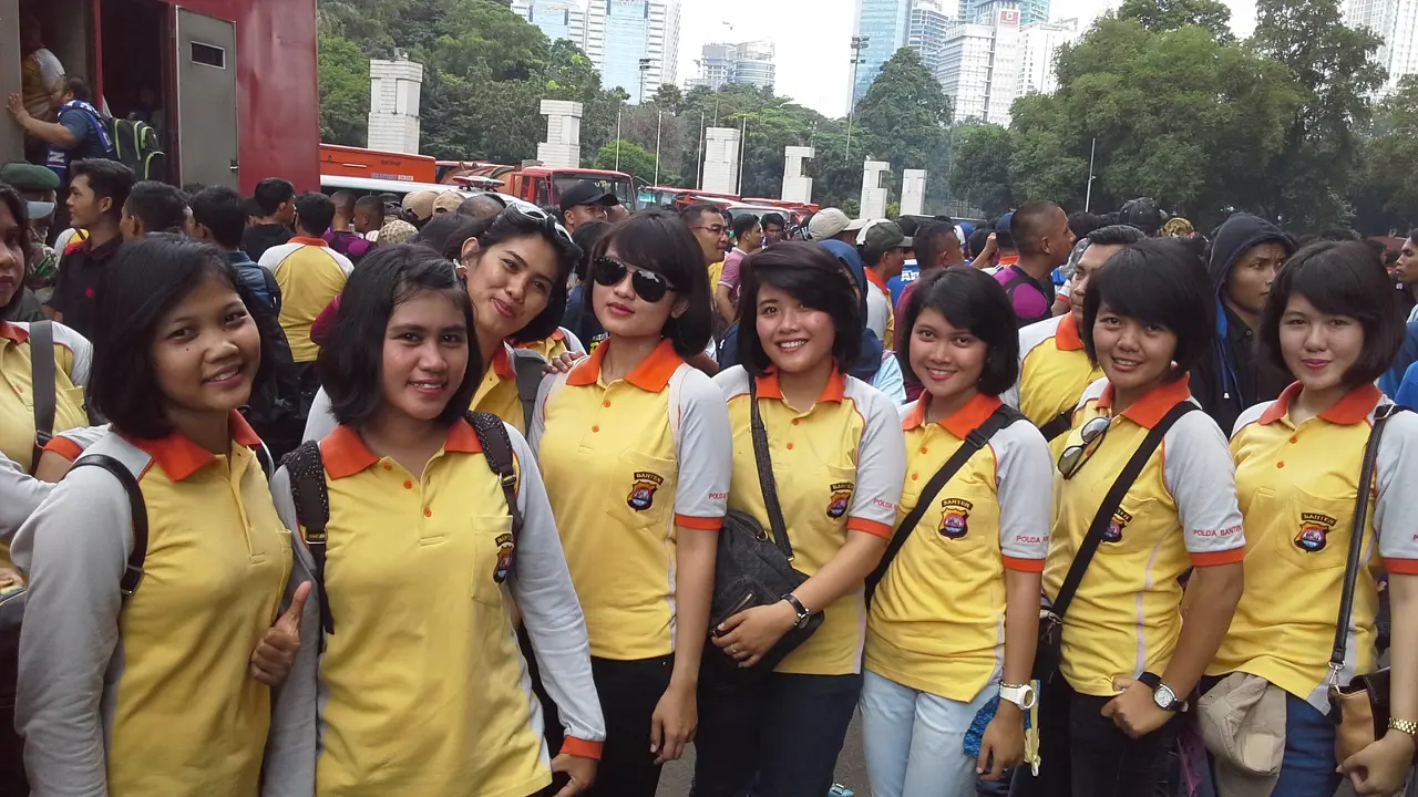 Torabika Bhayangkara Cup: Polwan Cantik Bikin Meriah Tribun VIP
