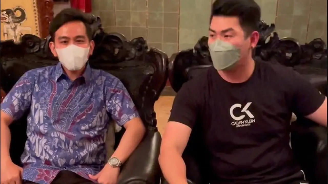 Andi Sugiarto Budiman atau lebih populer disapa Andy Sugar menggandeng Gibran Rakabuming Raka di video TikToknya.