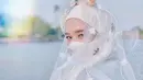 Dalam keseharian, Inara Rusli kerap mengandalkan masker cadar untuk menutupi sebagian wajahnya. [Foto: IG/mommy_starla].