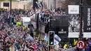 Pemain serta ofisial tim Newcastle United menggelar parade juara Carabao Cup atau Piala Liga Inggris di Newcastle, Inggris. Para suporter Newcastle United tumpah ruah dalam perayaan yang telah ditunggu-tunggu selama 70 tahun ini. (Owen Humphreys/PA via AP)