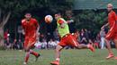 Aksi Bambang Pamungkas saat berlatih bersama timnya Persija Jakarta di Lapangan Yon Zikon TNI AD, Selasa (6/9/2016). (Bola.com/Nicklas Hanoatubun)