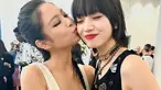 Nana Komatsu saat dicium personel Jennie BLACKPINK saat menghadiri acara koleksi siap pakai Chanel Fall/Winter 2023-2024 selama Paris Fashion Week 2023. Foto ini diunggah pacar G-Dragon BIGBANG itu di akun Instagram miliknya. (Instagram/nanakomatsu71)