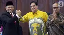 Ketua MPR RI periode 2019-2024 Bambang Soesatyo (kiri) berjabat tangan dengan Ketua Umum Partai Golkar Airlangga Hartarto (kanan) usai Rapat Paripurna MPR di kompleks parlemen, Jakarta, Kamis (3/10/2019). (Liputan6.com/Johan Tallo)