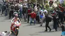 MotoGP kembali hadir di Indonesia setelah 25 tahun. Kehadiran Marc Marquez pun sudah dinanti oleh banyak penggemar MotoGP yang berdiri di pinggir jalan. (Bola.com/M Iqbal Ichsan)
